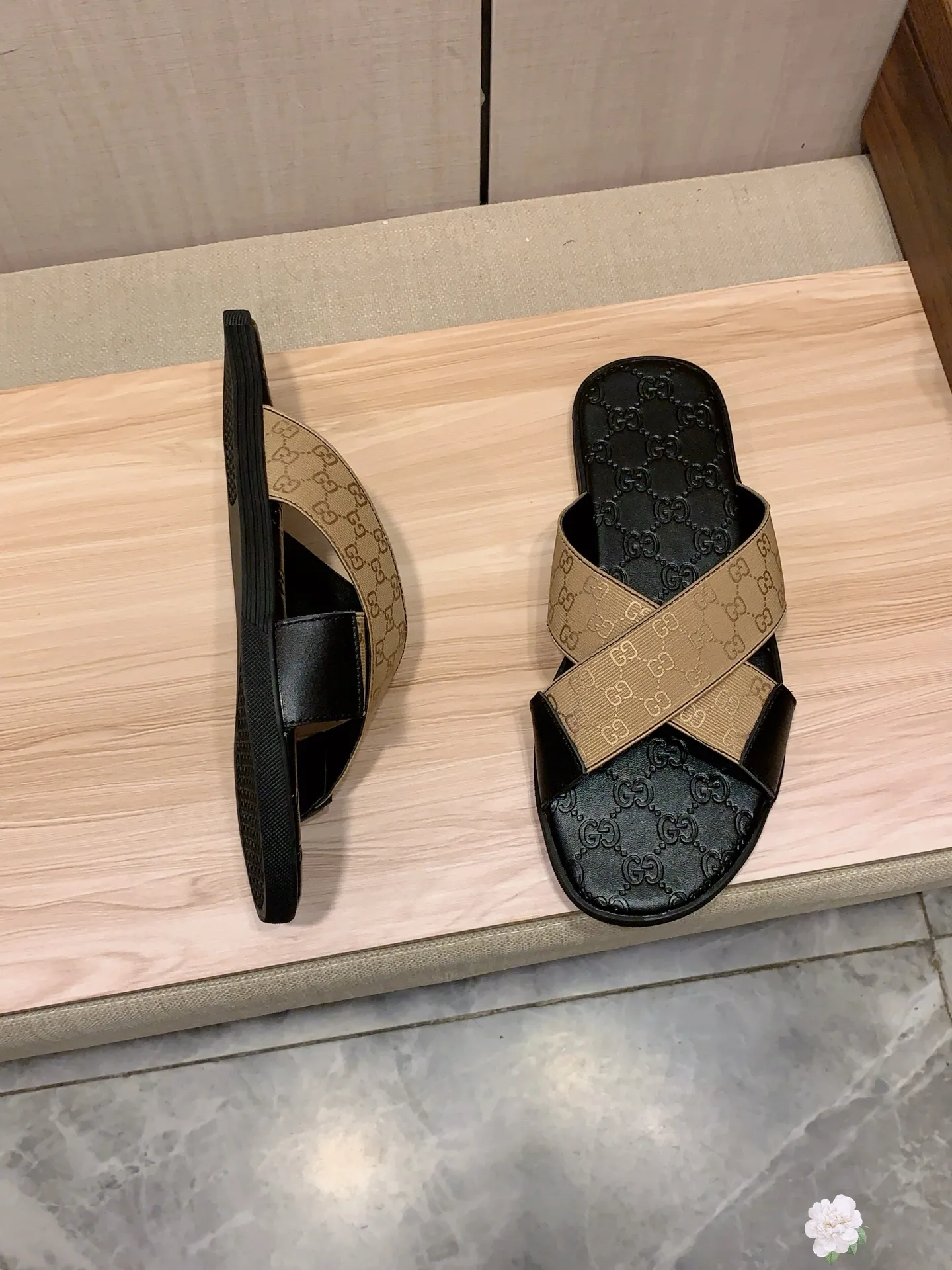 Slippers: New model: Factory price: 260💰💰🎩🎩🔥🔥《 Gucci* 》Series of slippers top purchasing agent🔍🔍Sold at the same time for men, original Italian imported webbing made of selected cowhide, exquisite workmanship,), sole: (super comfortable) original factory special sole, ⚠️exclusive double-layer movable molded sole super comfortable⚠️, real shot🎬the real thing is more beautiful🔍🔍266 regular code 38-44, can be ordered 45.